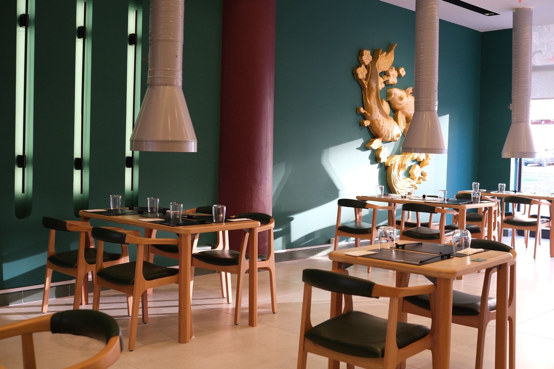 Sora Japanese Dining koi dekorlu salon