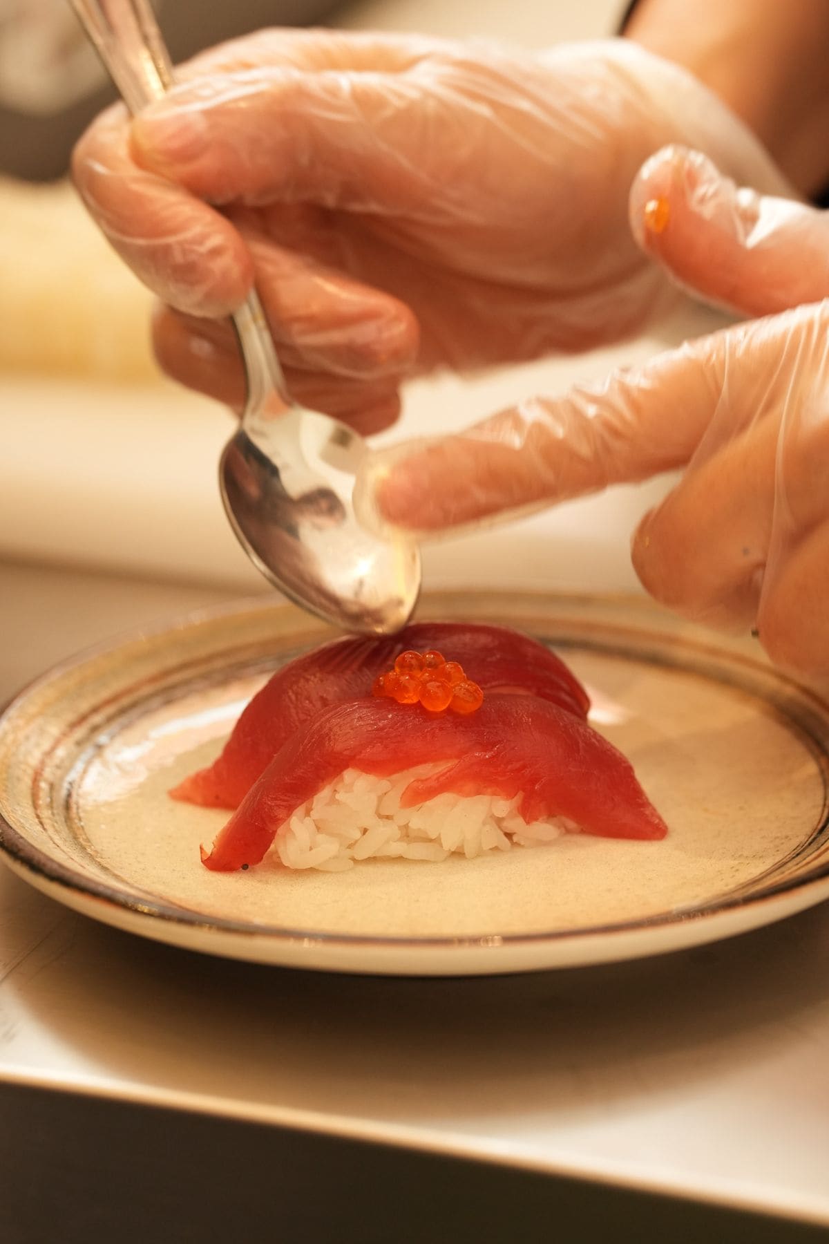 Sora Japanese Dining şefi nigiri hazırlıyor — Bursa sushi bar